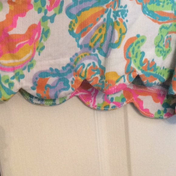 Colorful scalloped Lilly Pulitzer shorts - Picture 2 of 3